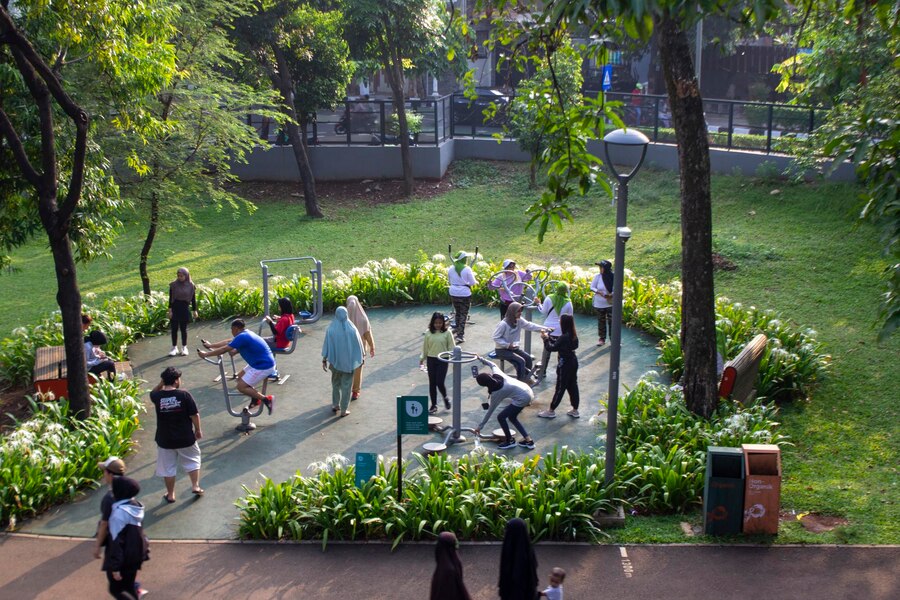 blurred-peoples-activities-exercising-park-morning_826196-1644